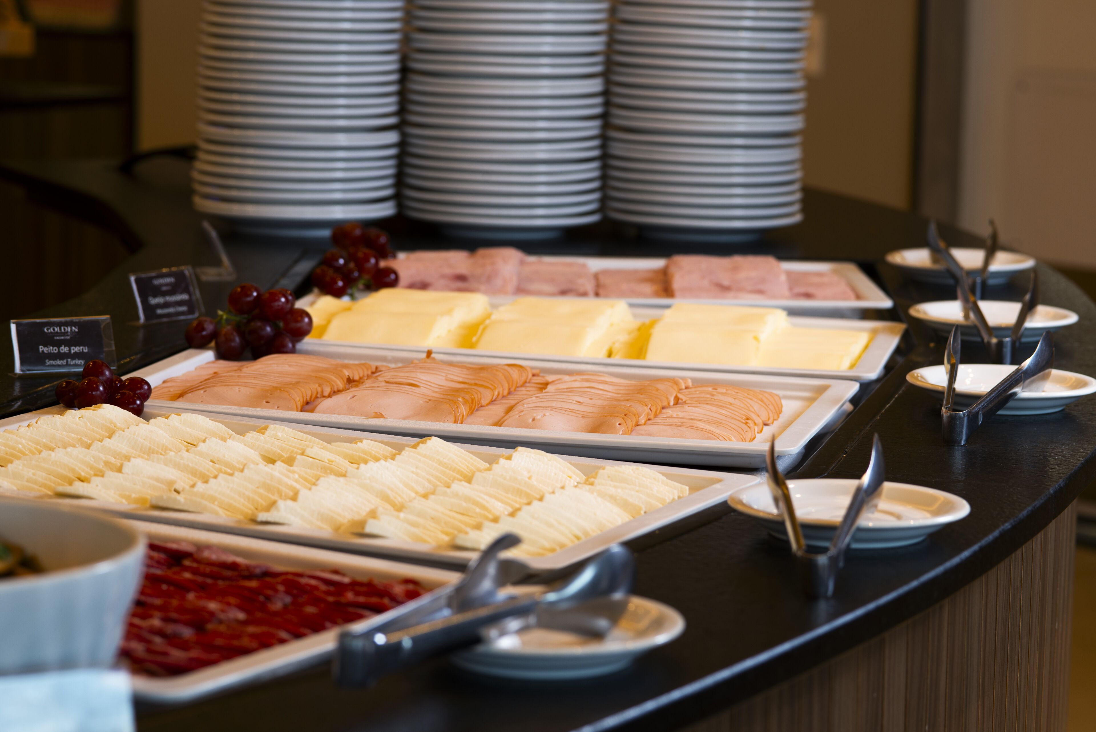 Ein reichhaltiges Buffet mit Käse, Fleisch und Obst.