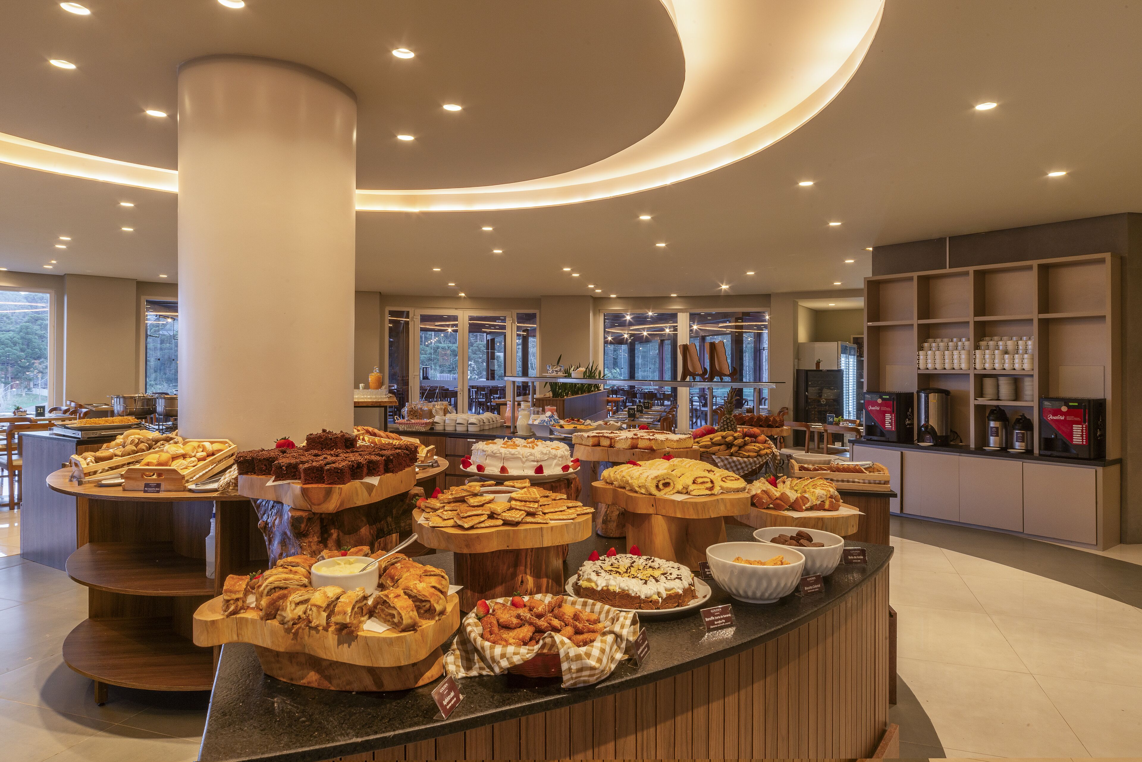 Un espace buffet proposant divers plats et une zone de restauration avec des tables et des chaises.