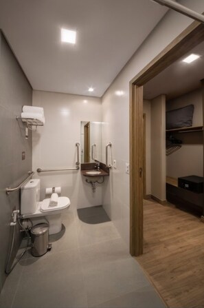 Luxury Room, Accessible | Bathroom | Shower, hair dryer, bidet, towels