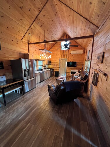 WINDROCK CABIN THAT IS 5 MINUTES AWAY FROM GENERAL STORE AND TRAIL HEADS BEAUTY!