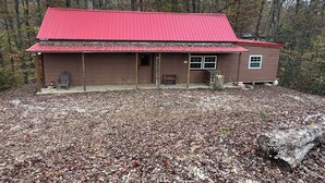 A wooden cabin with a red roof, surrounded by a forest. - LIAHN CABIN AT WINDROCK RIDGE .RIDE TO THE TRAILS IN A MINUTE, RIDE,RELAX,REPEAT (Oliver Springs)