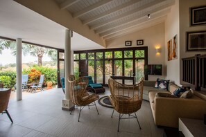 Deluxe Bungalow | Living area