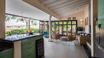 Deluxe Bungalow | Private kitchen | Full-sized fridge, microwave, oven, stovetop