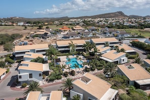 Outdoor pool, sun loungers - Blue Bay Bungalows - The Garden (Sint Michiel)