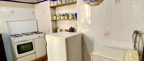 Fridge, oven, stovetop, coffee/tea maker