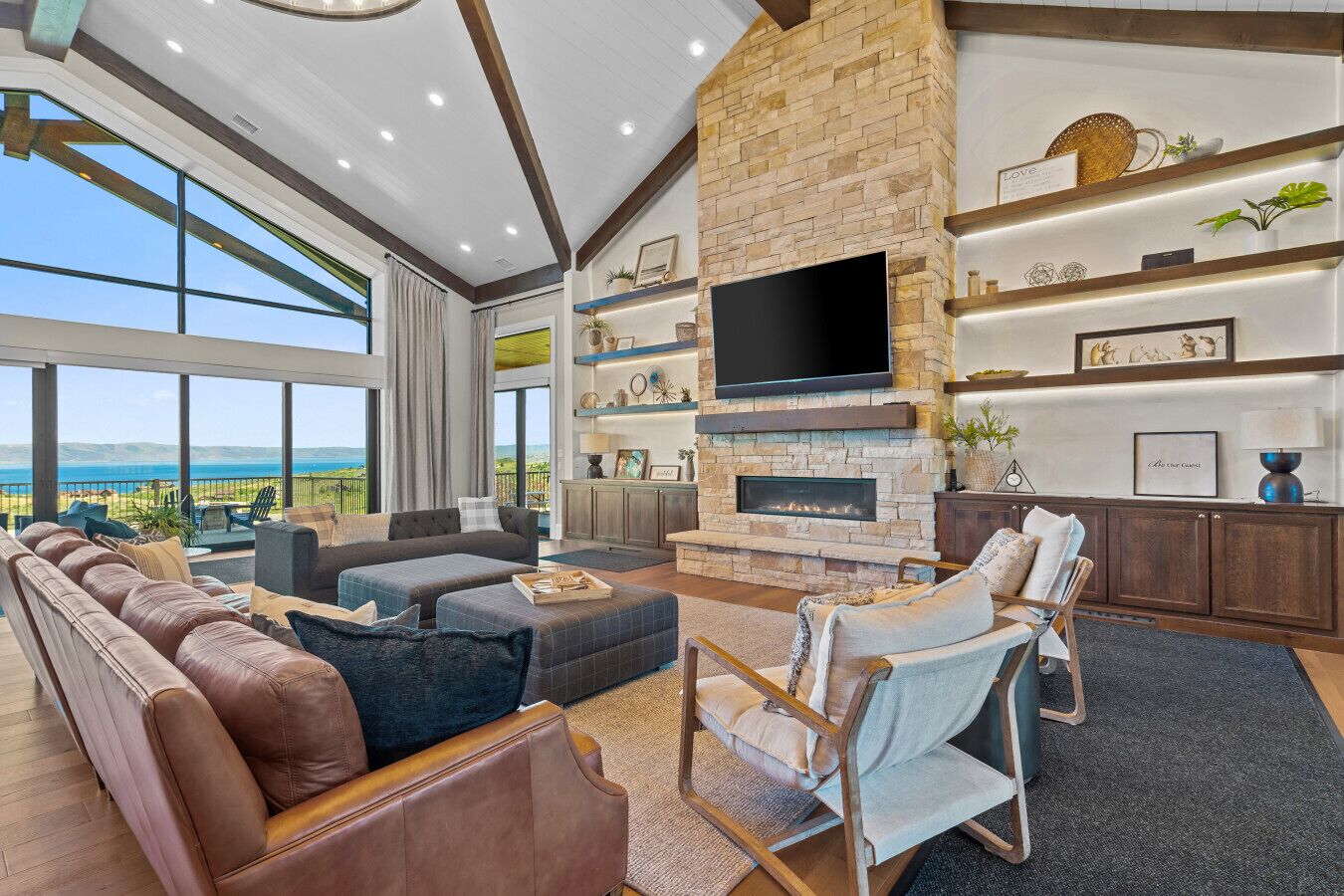 Smart TV, chimenea, futbolito y tenis de mesa 