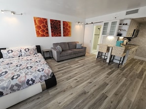 1 habitación, escritorio, tabla de planchar con plancha y wifi gratis 