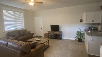 TV connectée, lecteur de DVD, livres