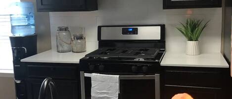 冷蔵庫、電子レンジ、オーブン、コンロ