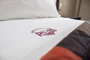 Laptop workspace, blackout curtains, iron/ironing board, free WiFi