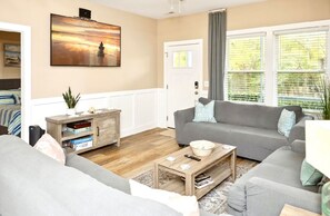 Smart TV, fireplace, ping pong, books - Hot spa/bikes/canal view w fishing dock @ culdesac 2 m drive 7 m walk to beach (Oak Island)