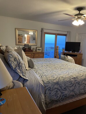 4 bedrooms, desk, WiFi