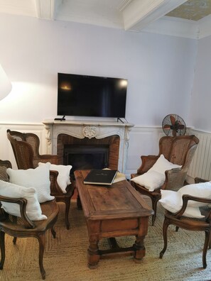 Smart TV, tavolo da ping pong, libri