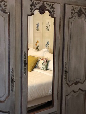 5 bedrooms, iron/ironing board, free WiFi, bed sheets