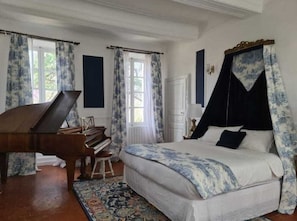 5 bedrooms, iron/ironing board, free WiFi, bed sheets - 1560- Domaine Des Cinq Jardins- A Magical and authentic mansion. (fuveau)