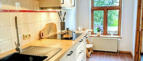 Kjøleskap, ovn, kokeplater og oppvaskmaskin