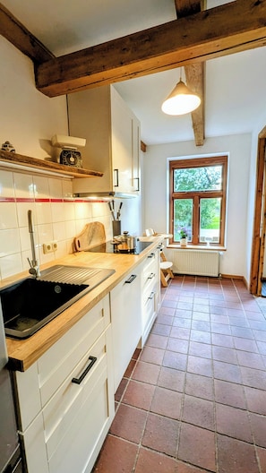 Een koelkast, een oven, een kookplaat, een vaatwasser