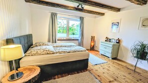 2 bedrooms, travel cot, free WiFi, bed sheets