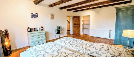 2 habitaciones, cuna de viaje, wifi gratis y ropa de cama