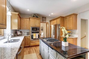 Private kitchen - Beautiful and spacious. (Burnsville)