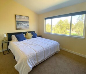 2 makuuhuonetta, työpöytä, silitysrauta/-lauta, ilmainen Wi-Fi