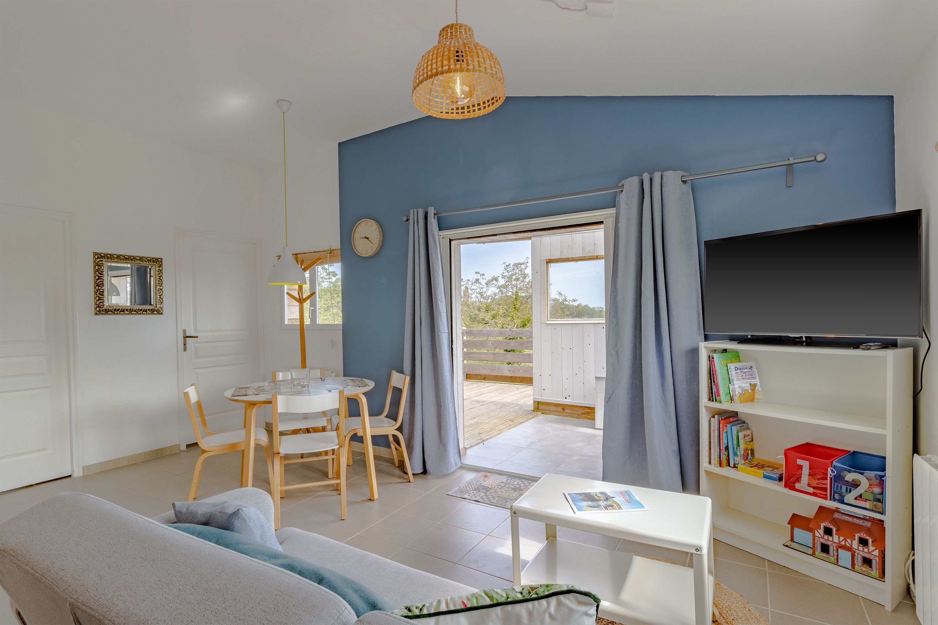 Smart-tv, bordsfotboll, ett bordtennisbord och böcker