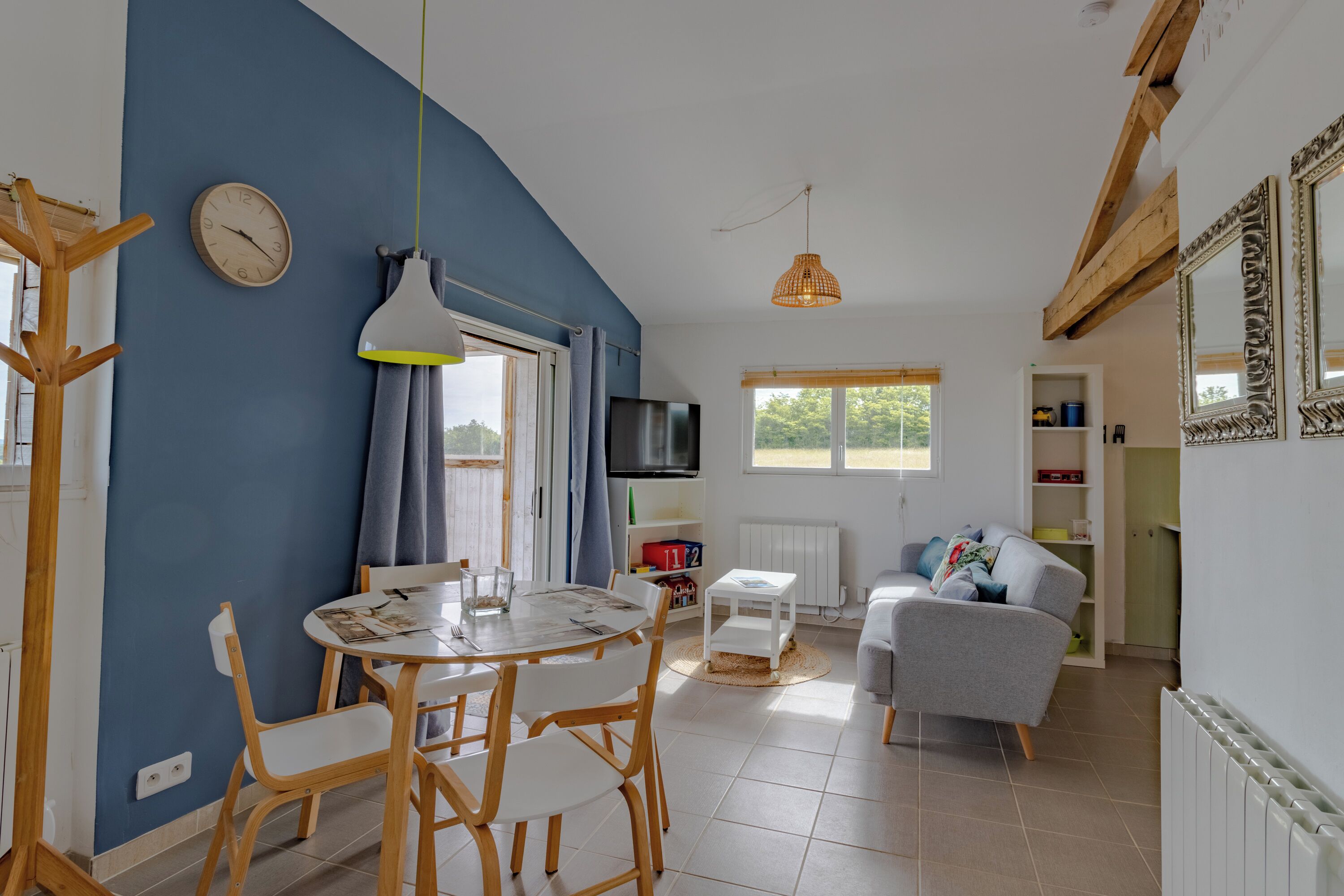 TV connectée, baby-foot, table de tennis de table, livres