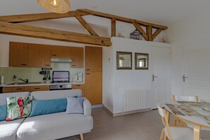 TV connectée, baby-foot, table de tennis de table, livres