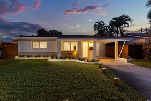 Exterior - !! Modern & Stylish Fort Lauderdale Getaway !! (Fort Lauderdale)