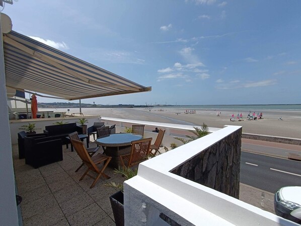 Outdoor dining - Superbe Appartement Avec Terasse Face a la mer (Boulogne-sur-Mer)