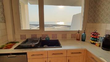 雪櫃、微波爐、焗爐、爐具