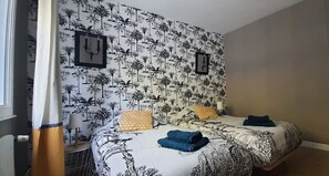 2 Schlafzimmer, schallisolierte Zimmer, Reisekinderbett