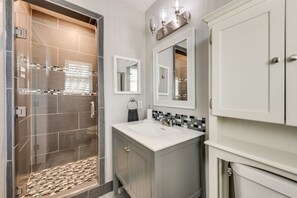 Bathtub, hair dryer, towels, soap - Keller Home Away From Home (Keller)
