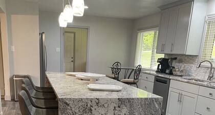 Amazing lakefront house- DISCOUNTED RATES!!!!!!!!!!!!!!!