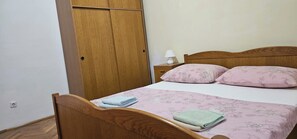2 chambres, fer et planche à repasser, lit de bébé portatif
