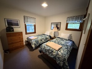 2 室のベッドルーム、アイロン / アイロン台、WiFi (無料)、ベッドシーツ