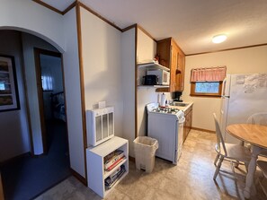 冷蔵庫、電子レンジ、オーブン、コンロ