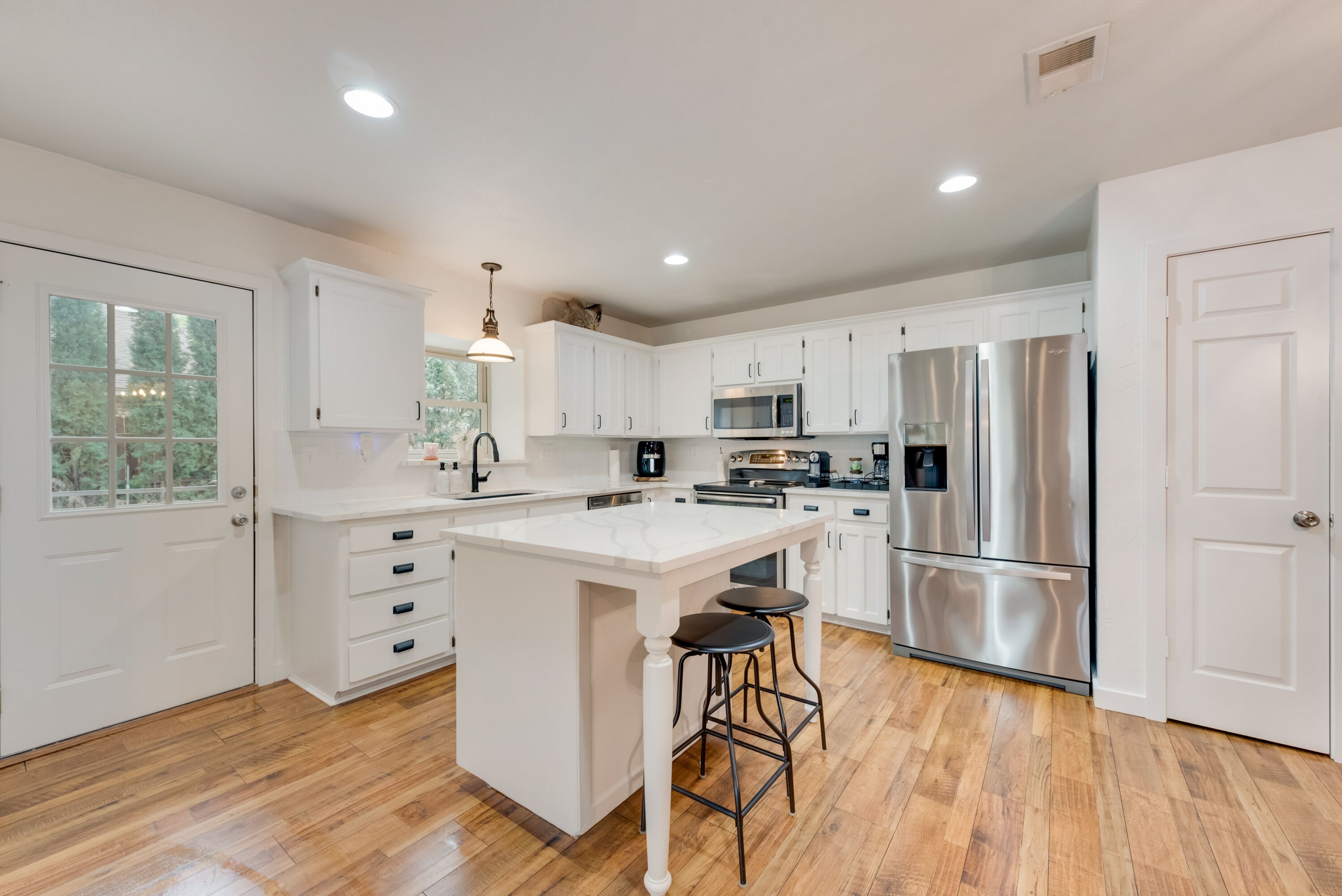 Réfrigérateur, micro-ondes, four, plaque de cuisson