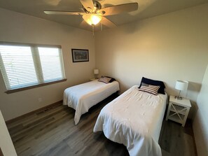 3 bedrooms, free WiFi, bed sheets - Relax at Spring Creek - Hunting, Fishing, and Fun at the Lake (Pierre)