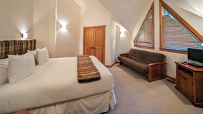 5 slaapkamers, een bureau, een strijkplank/strijkijzer, wifi