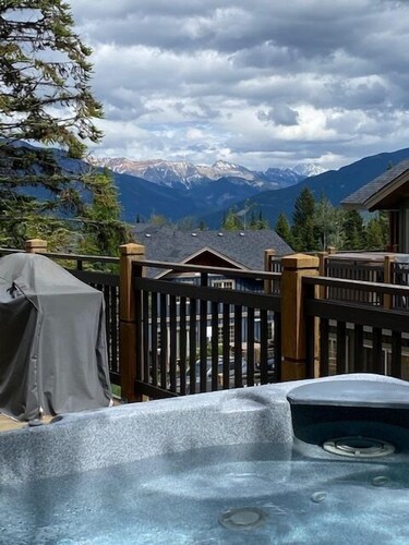 Après Alpine : 2-bedroom condo with hot tub and mountain views