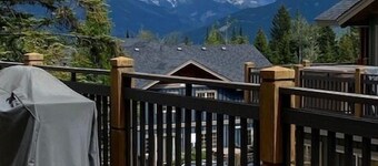 Après Alpine : 2-bedroom condo with hot tub and mountain views
