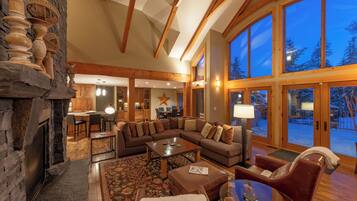 Smart TV, chimenea, futbolito y estéreo