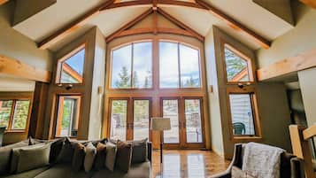 TV connectée, cheminée, baby-foot, chaßne hi-fi