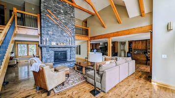 Smart TV, chimenea, futbolito y estéreo