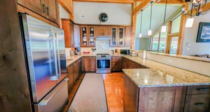 Valhalla: 6 bedroom luxury home at Kicking Horse Mountain Resort