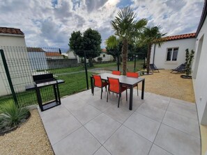 Outdoor dining - L’embrun           . (Dolus-d'Oléron)