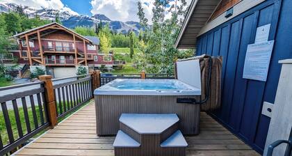Deckview: 2-bedroom top floor condo with hot tub and mountain views
