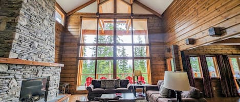 Télévision, cheminée, baby-foot