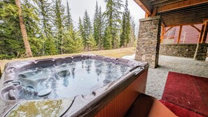 Outdoor spa tub - The Minks: 6-bedroom luxury mountain chalet with hot tub & sauna (Golden)